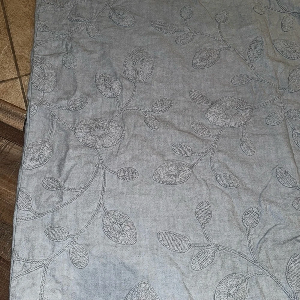 Serena & Lily 100% Cotton Blue Floral Embroidered Button Closure Twin/XL Duvet